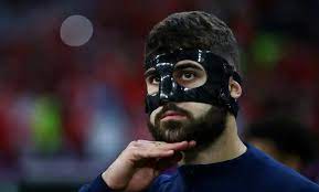 cầu thủ phải đeo mặt nạ bảo vệ mặt